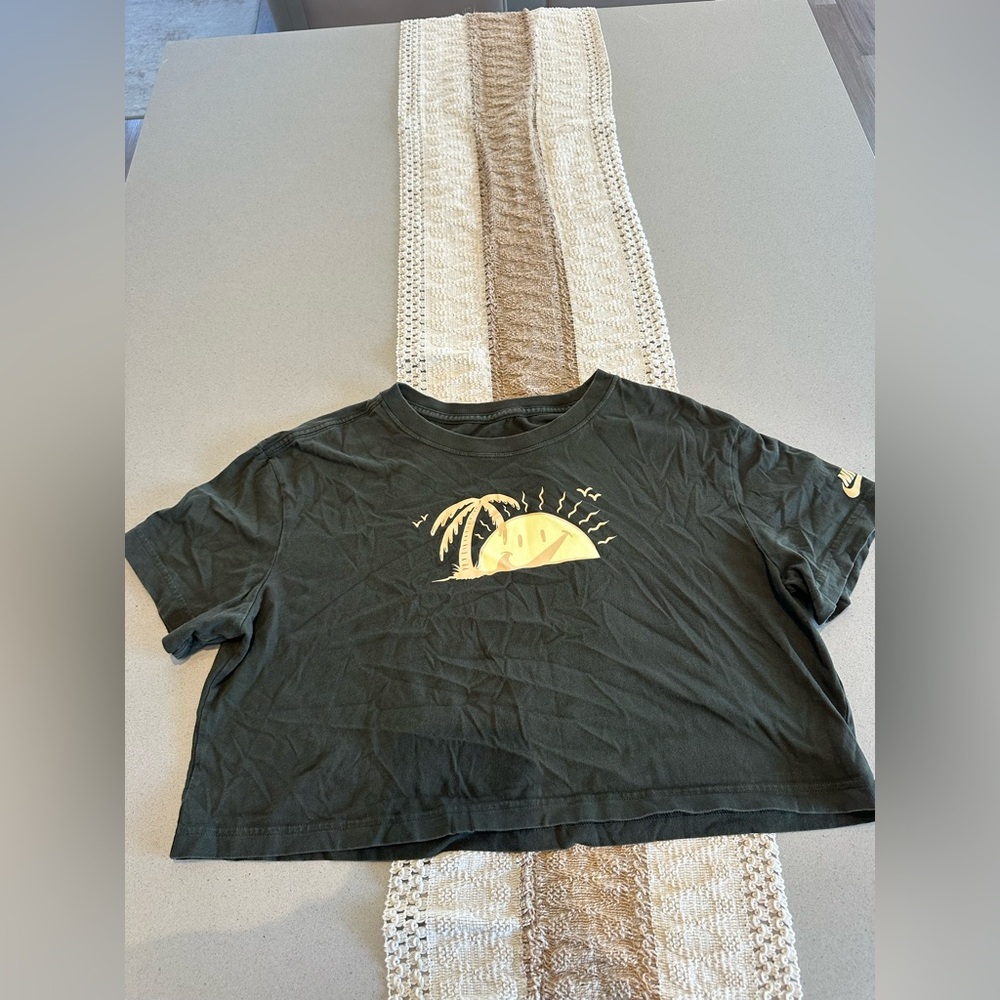Womens Nike The Nike Tee Crop Top In Olive Green In A Size Médium